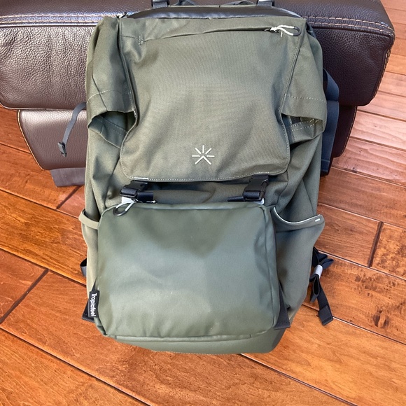 Tropic Feel Shell Backpack Cypress Green and FidLock® Toiletry Cypress Green - Picture 2 of 12